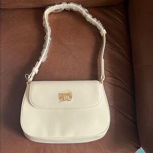 Chic Cream Shoulder Bag with Gold Accent